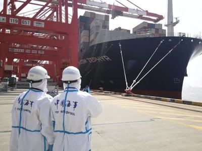 中國(guó)船員揚(yáng)帆遠(yuǎn)航 達(dá)飛萬(wàn)箱級(jí)集裝箱船首次實(shí)現(xiàn)全套中國(guó)船員配置